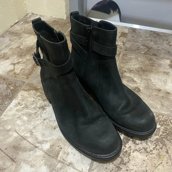 Women Clark’s Orinoco Bend Ankle Boot Black Leather zip up  small heel size 8.5 - Picture 2 of 13